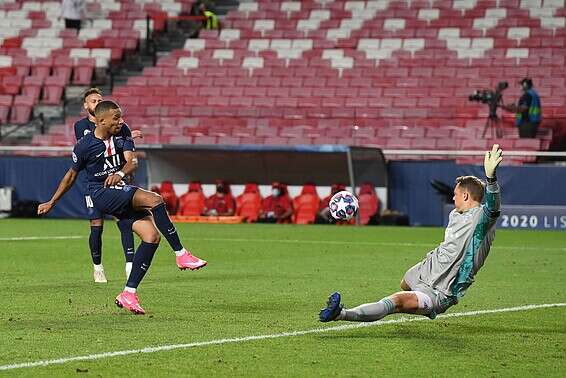 אמפבה. לא הצליח להכניע את נויר // צילום: AFP